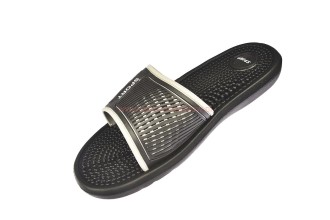 Klapki męskie z kolcami profil boczny