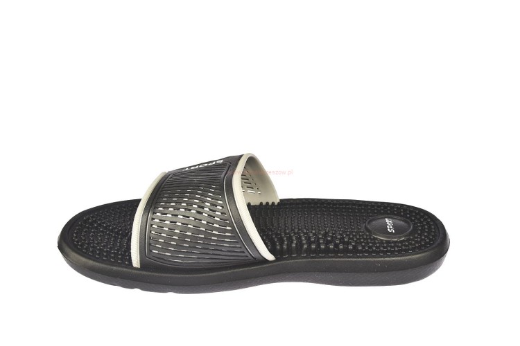 Boczny widok klapek męskich masujących stopy