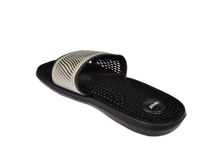 widok na kolce masujące pod piętą z klapkach fakirkach