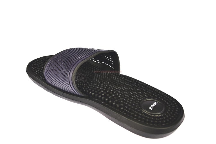 Widok na podeszwę w klapkach męskich zdrowotnych