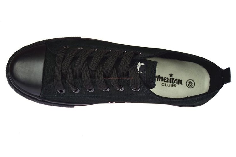 Trampki całe czarne krótkie widok z góry