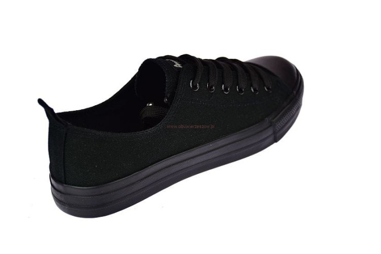 Czarne trampki sznurowane widok w tyłu