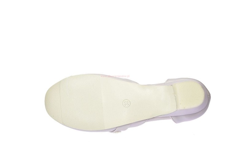 biała podeszwa w butach komunijnych