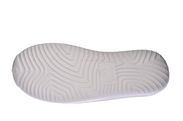 Klapki damskie białe – widok podeszwy z tworzywa EVA