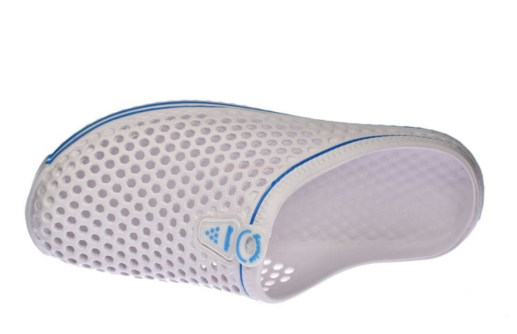 Sportowe kroksy damskie w kolorze białym – widok z góry