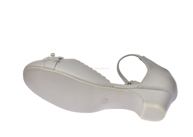 Dziewczynka w białych rajstopach i balerinkach komunijnych American Club Kom 42/20