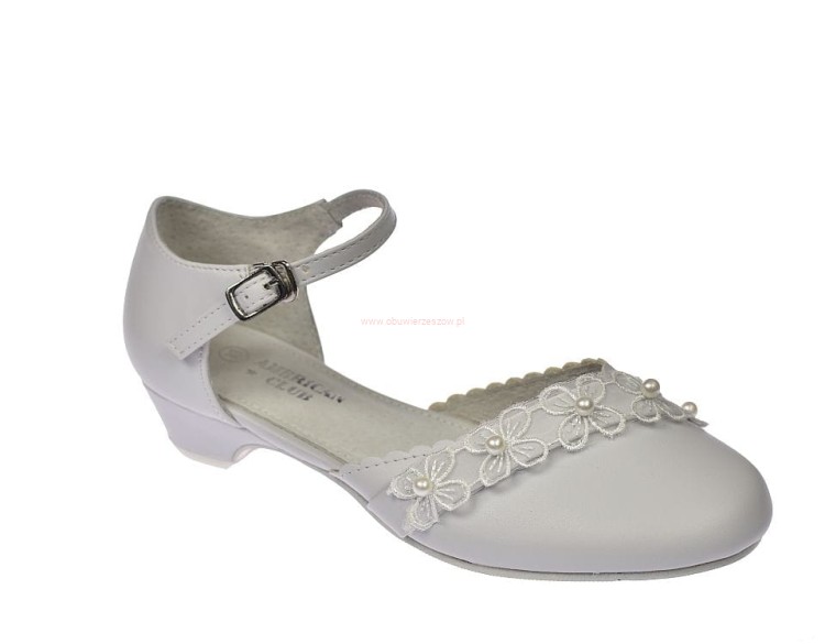 Dziewczynka w białych rajstopach i balerinkach komunijnych American Club Kom 42/20