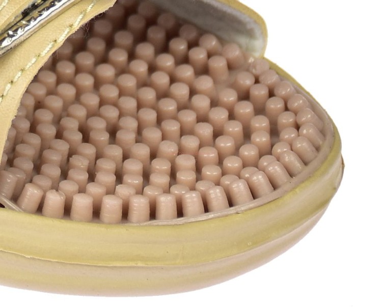 Zbliżenie na kolce masujące w klapkach damskich zdrowotnych