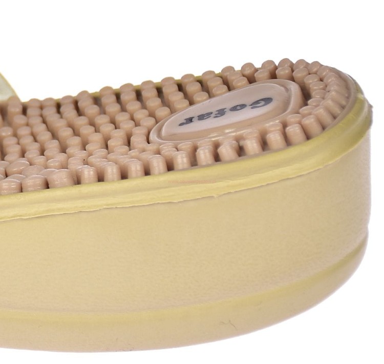 Tylny widok klapek damskich beżowych z kolcami – model 8826-3A