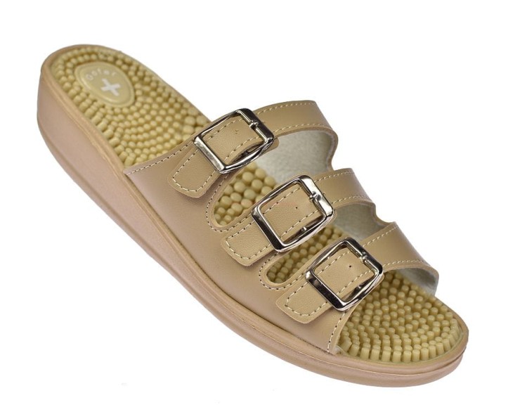 Zdrowotne klapki damskie beżowe z trzema paskami i kolcami masującymi