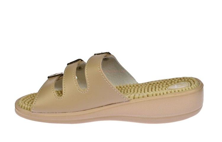 Beżowe klapki damskie masujące z kolcami 8826-3A – widok z boku