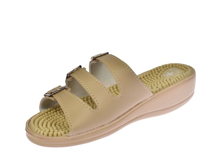 Beżowe klapki zdrowotne damskie na koturnie z regulacją na paskach