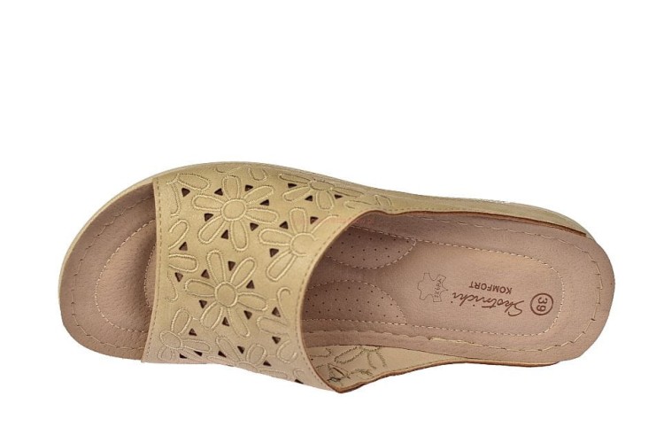 Zbliżenie na ażurowy wzór kwiatowy w klapkach damskich beżowych