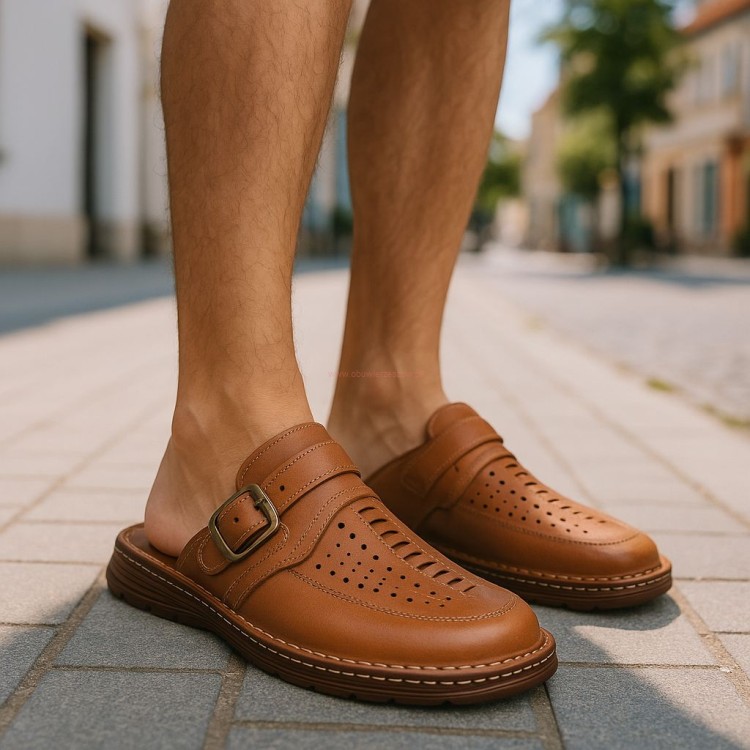 Skórzane klapki męskie w kolorze brązowym z regulowanym paskiem