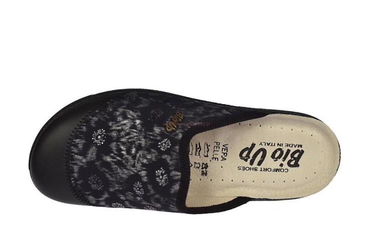 Zbliżenie na czarne kapcie Bio Up 453 z profilowaną skórzaną wkładką