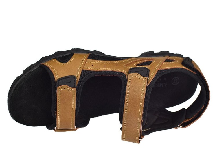 Zbliżenie na wnętrze sandałów męskich – miękka skórzana wkładka