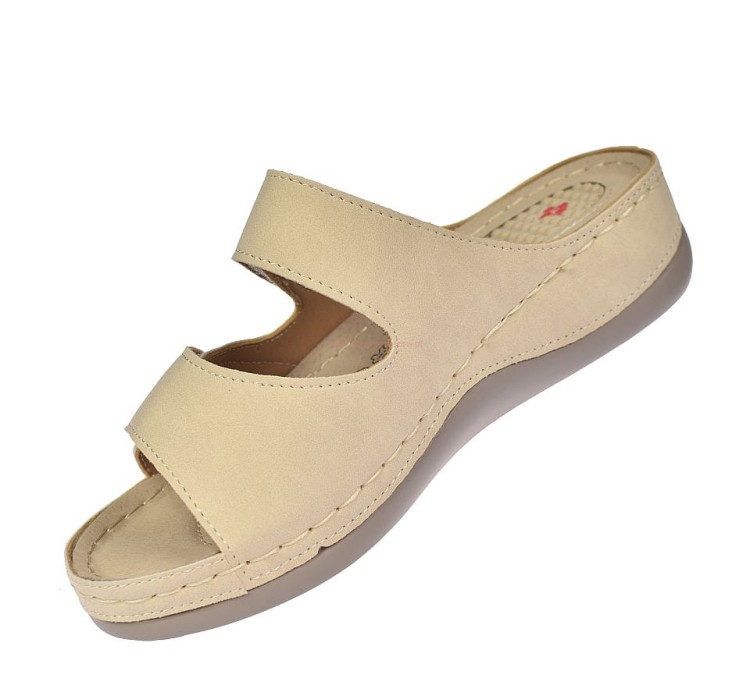 Klapki damskie na koturnie Skotnicki KL-3-3017 z wkładką na ostrogi piętowe – widok z boku