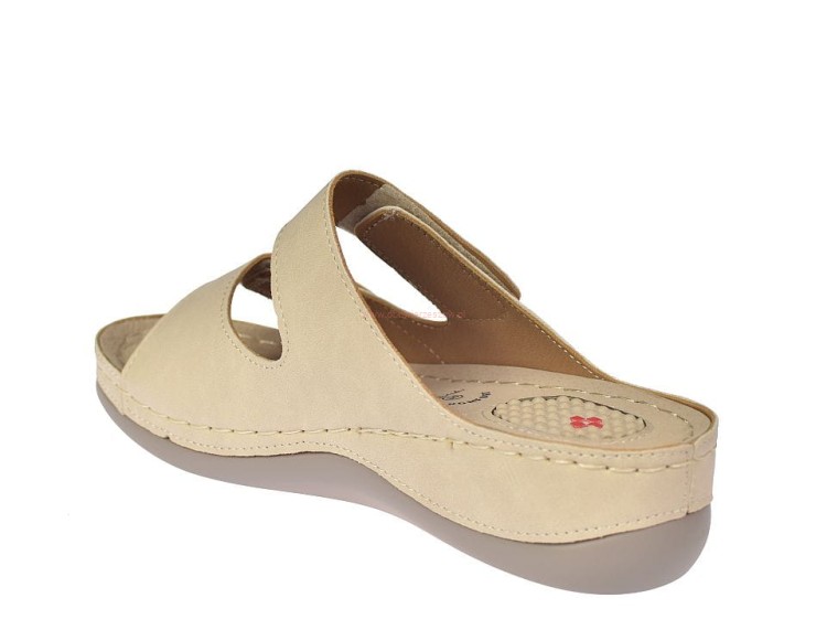 Damskie klapki na koturnie Skotnicki KL-3-3017 z wkładką odciążającą ostrogę piętową – widok z boku