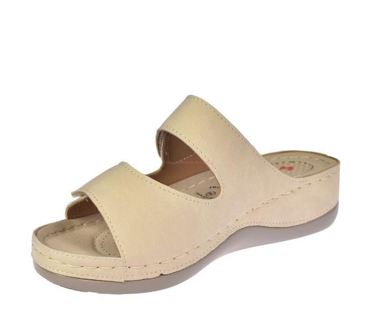 Profilowana wkładka z wycięciem i miękką amortyzacją dla ostrogi piętowej w klapkach Skotnicki