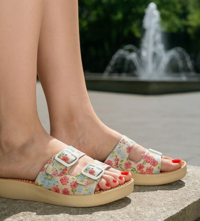 Klapki fakirki damskie Sanital Flex 2P32-1029 beżowe na koturnie z kolcami masującymi i kwiatowym wzorem