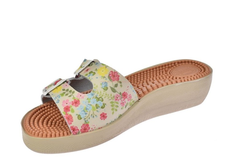 Klapki z kolcami do akupresury damskie na koturnie