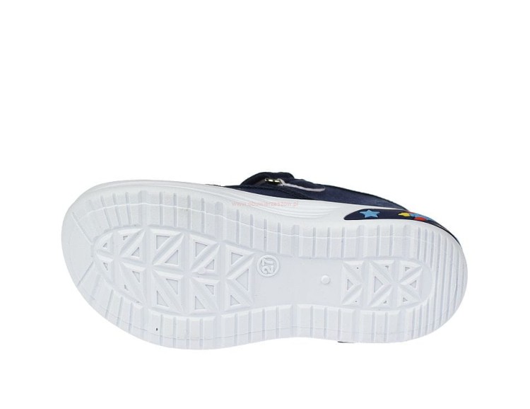 Obuwie dziecięce na rzepy American Club TEN171 – elastyczna biała podeszwa