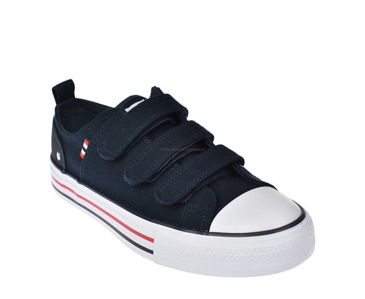 Zbliżenie na zapięcie na rzepy w trampkach American Club