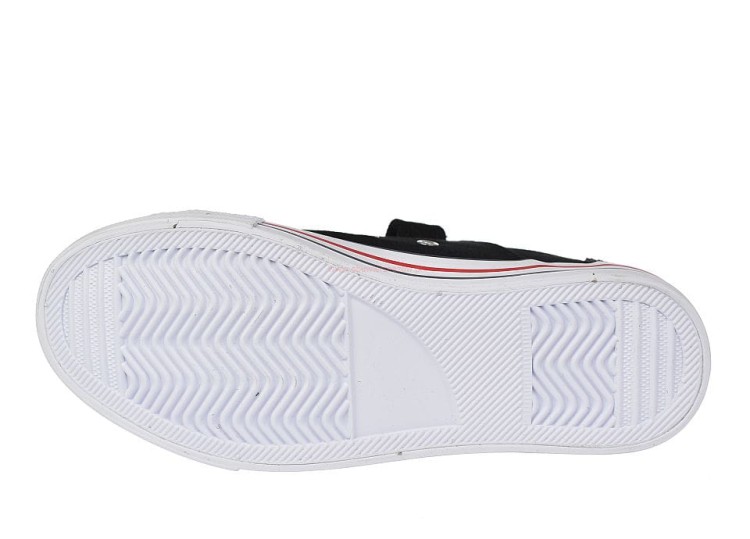 Antypoślizgowa podeszwa czarnych trampków dziecięcych