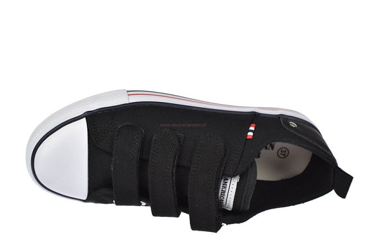 Detal rzepów w czarnych trampkach American Club