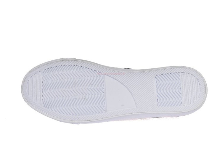 Biała podeszwa antypoślizgowa trampków męskich – widok od spodu