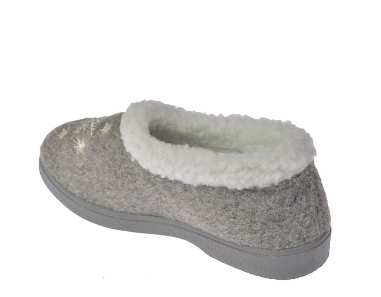 Ocieplane kapcie damskie B041 – wsuwane bambosze jasny popiel z haftem