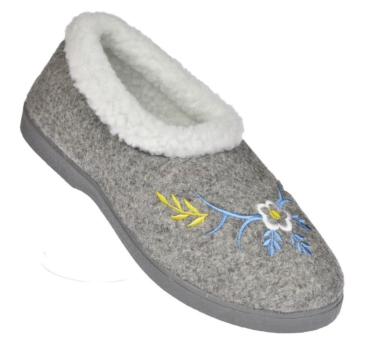 Kapcie damskie B040 jasno szare – ocieplane bambosze filcowe z haftem