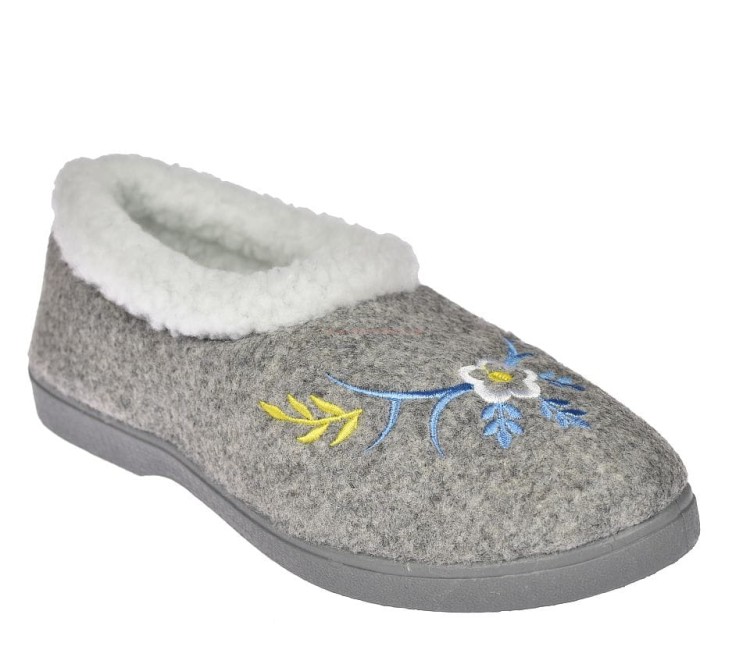 Damskie bambosze B040 jasno szare z odwijanym futerkiem i haftem – widok z przodu