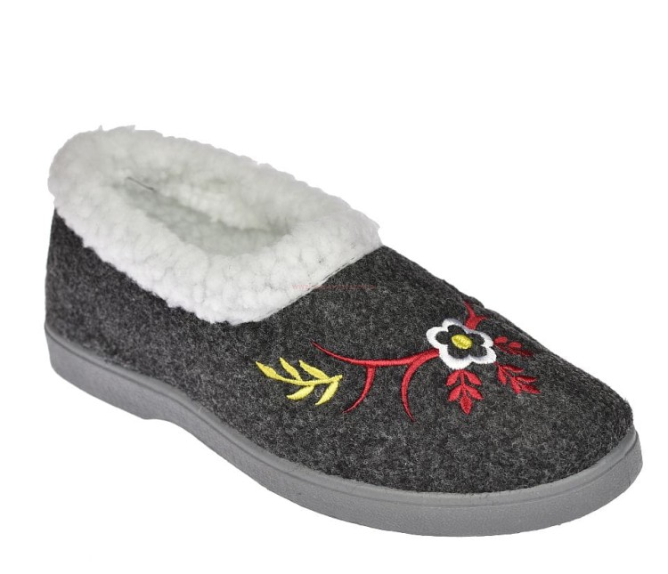 Damskie bambosze B040 szare z odwijanym futerkiem i haftem – widok z przodu