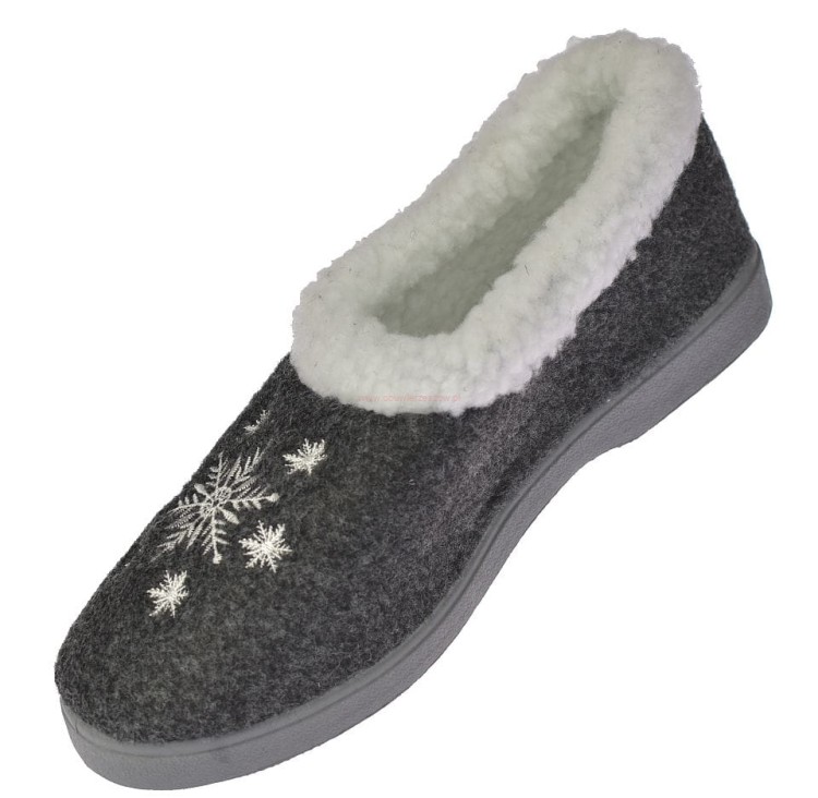 Damskie bambosze B041 szare z odwijanym futerkiem i haftem – widok z przodu