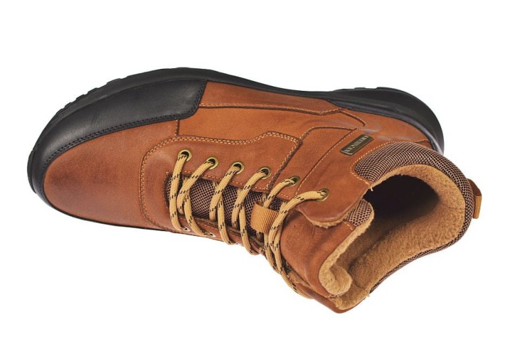 Trapery męskie American Club – detal sznurowania i skóry