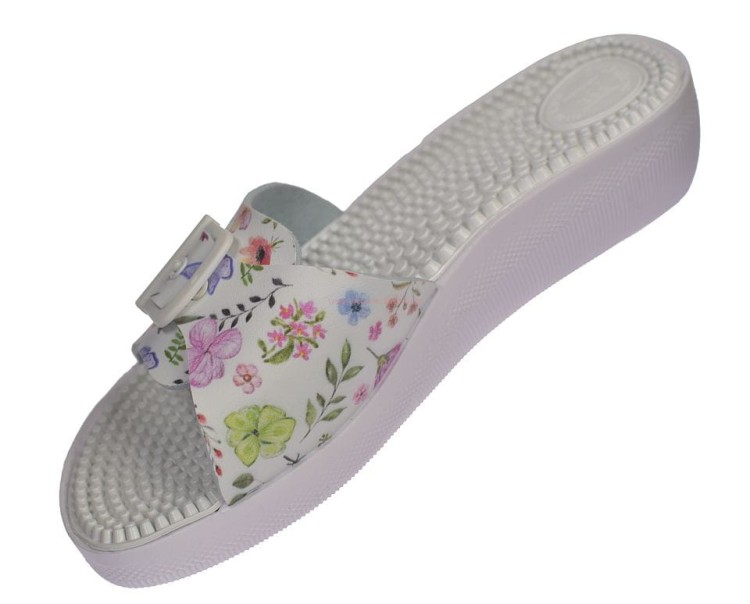 Białe klapki z kwiatowym wzorem i regulowanym paskiem – profil