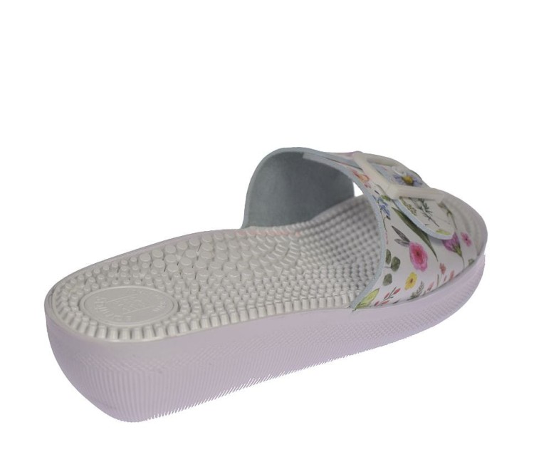 Zbliżenie na regulowany pasek z klamerką w klapkach FP-01