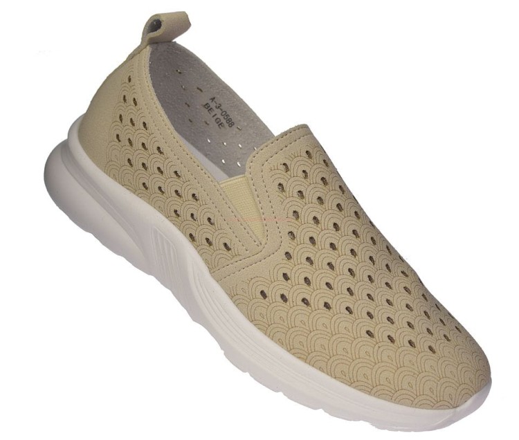 Beżowe buty damskie wsuwane Skotnicki A-3-0588 na damskich nogach