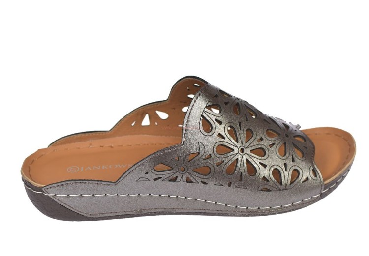 Detal ażurowego wzoru w szarych klapkach damskich