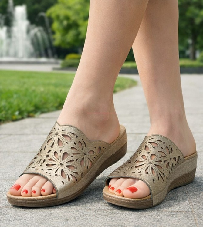 Złote skórzane klapki damskie na platformie 3 cm Jankowski JK/S-3-221 na stopach w parku