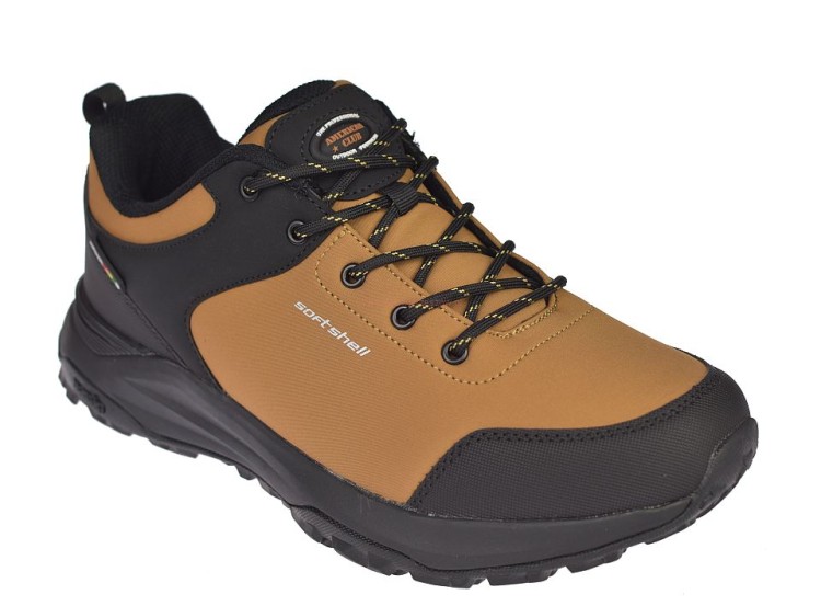 Detal cholewki softshell w butach trekkingowych camel