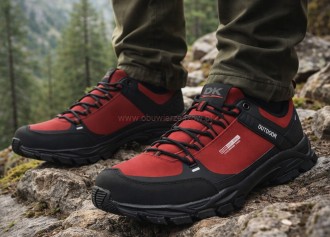 czerwone trekkingi męskie DK 1096 na skałach w górskim lesie