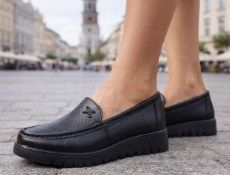 mokasyny damskie skórzane czarne Skotnicki P-3-0697 na nogach