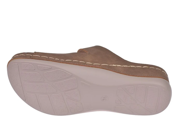 Podeszwa klapek damskich na ostrogi piętowe brąz