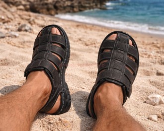 sandały męskie zakryte palce na stopach męskich w letni dzień