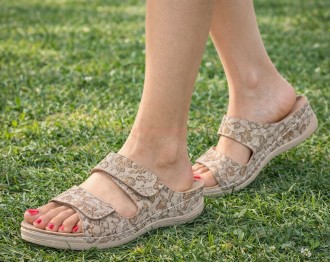 klapki damskie beżowe na rzepy Skotnicki koturn KL-3-0859