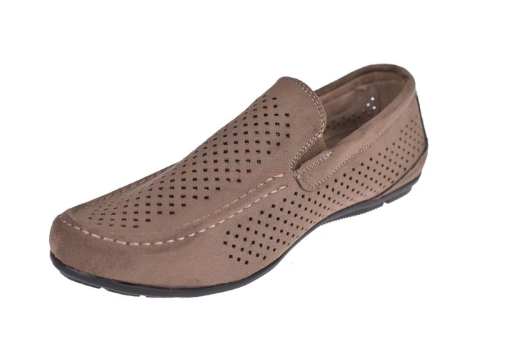 Zbliżenie ażurowej cholewki w brązowych mokasynach męskich