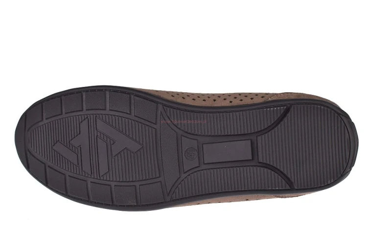 Spód podeszwy brązowych mokasynów męskich elastycznych