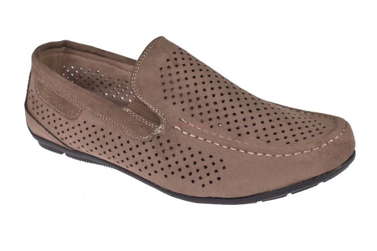 Detal noska z chwostami w brązowych mokasynach S-4-7015